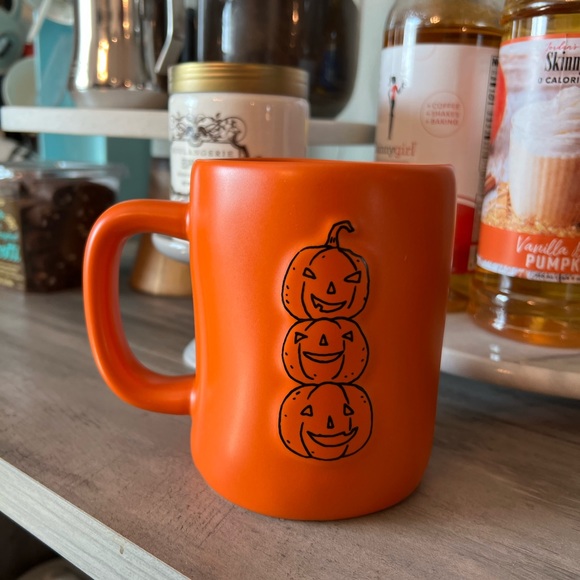Rae Dunn 'BEWARE' Pumpkin Mug - Vibrant Orange with Pumpkin Stack Design - NWT - Picture 5 of 6